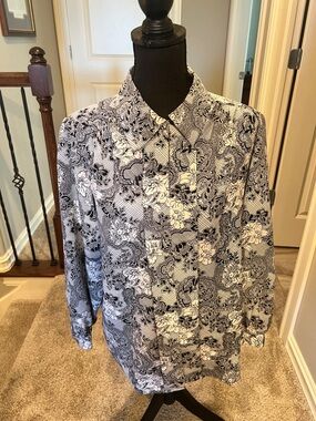 Button down Geo-Print Top in Black and White